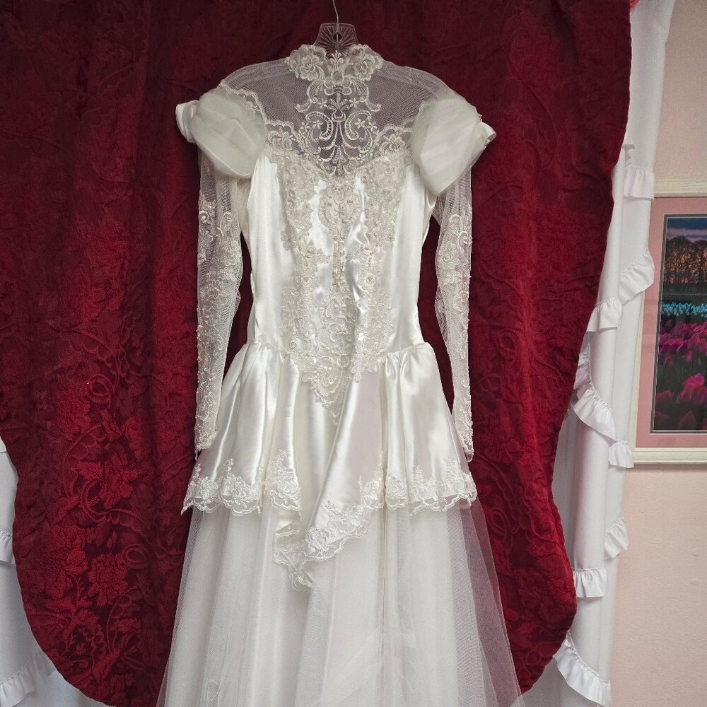 Beautiful tea-length wedding dress in excellent condition